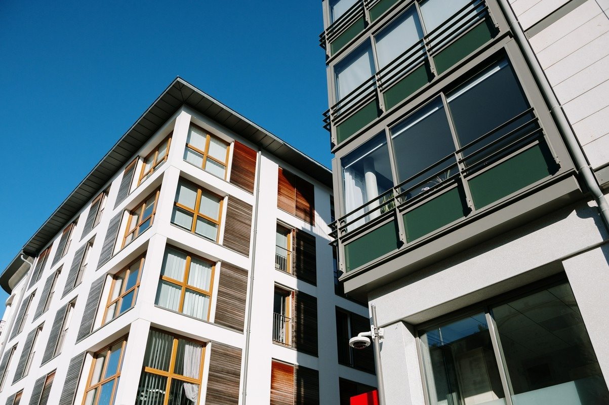 Mieszkania z rynku deweloperskiego a rynek wtórny - porównanie